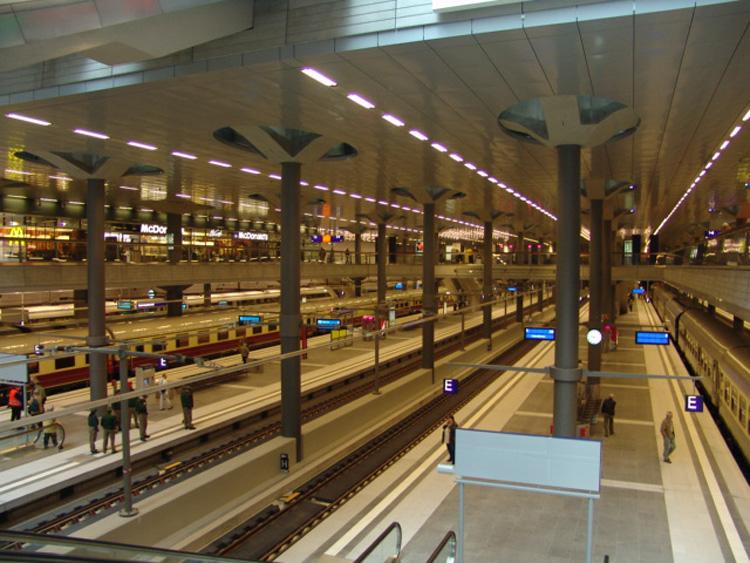 Blick auf die neue Bahnsteigebenen am 27.05.06 kurz vor der Bahnhofsparty. 
