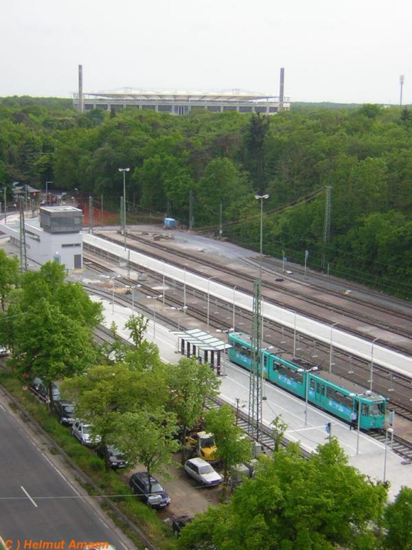 Blick auf das neue Frankfurter Stadion (jetzt offiziell die Commerzbank-Arena genannt) am 16.05.2005 mit dem dazugeh�rigen Endbahnhof der Stra�enbahn, der erst k�rzlich modernisiert und umgebaut wurde, und einem Pt-Triebwagen bei der Fahrerpause, das neue Stellwerk im Bild links ist gut zu erkennen.