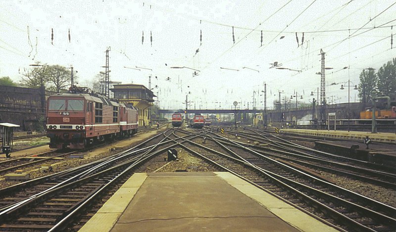 Blick auf die nrdliche Ausfahrt des Dresdener Hbf. Die linke der beiden 234 im Hintergrund fuhr mit einer RB aus Grlitz ein. Die rechte war wie die anderen Maschienen abgestellt. Das Bild entstand am 18.05.1998