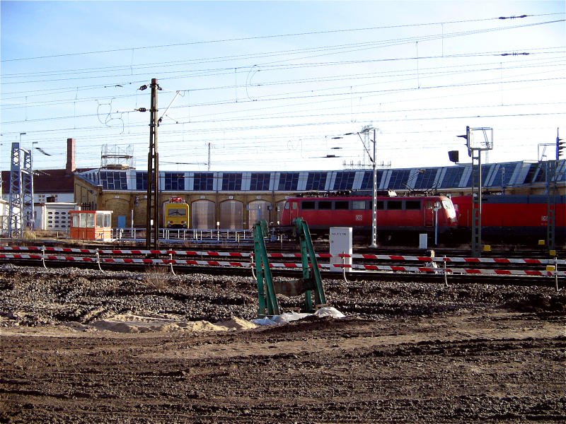 Blick auf den stlichen Schuppen des BW Leipzig Hbf West. Links der 708 310, rechts eine Bgelfalte der BR 115 und dahinter eine 101. 10.01.08