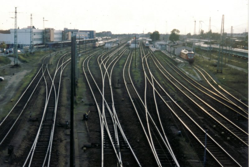 Blick auf die Osteinfahrt des Cottbuser Hbf. Das Bild entstand im August '97.
