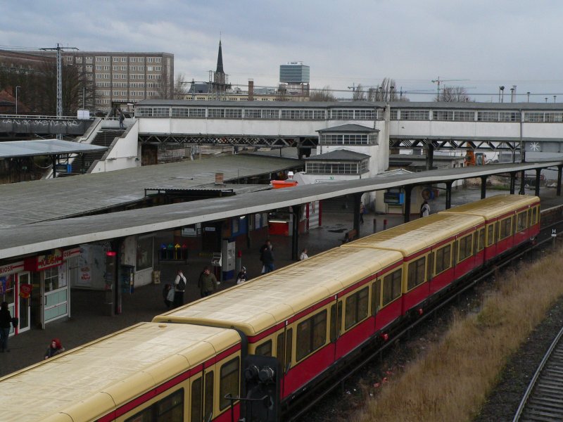 Blick auf Ostkreuz vom Ringbahnsteig aus. Unten eine S-Bahn Richtung Warschauer Strae. Im Hintergrund die Brcke zum berqueren der Gleise. 21.1.2007