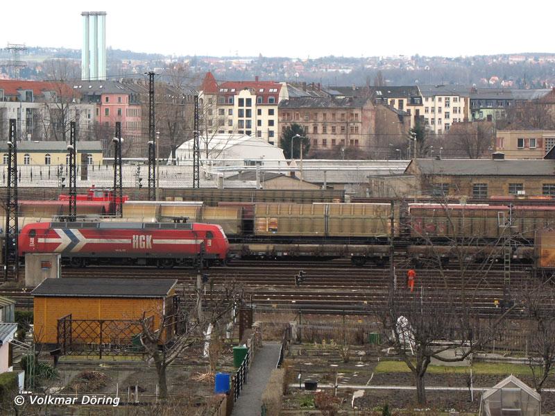 Blick auf den Rangierbahnhof Dresden-Friedrichstadt, wo gerade die HGK (Hfen- und Gterverkehr Kln)-Lok 145-CL 012 abgebgelt auf neuen Einsatz wartet, 28.03.2006
