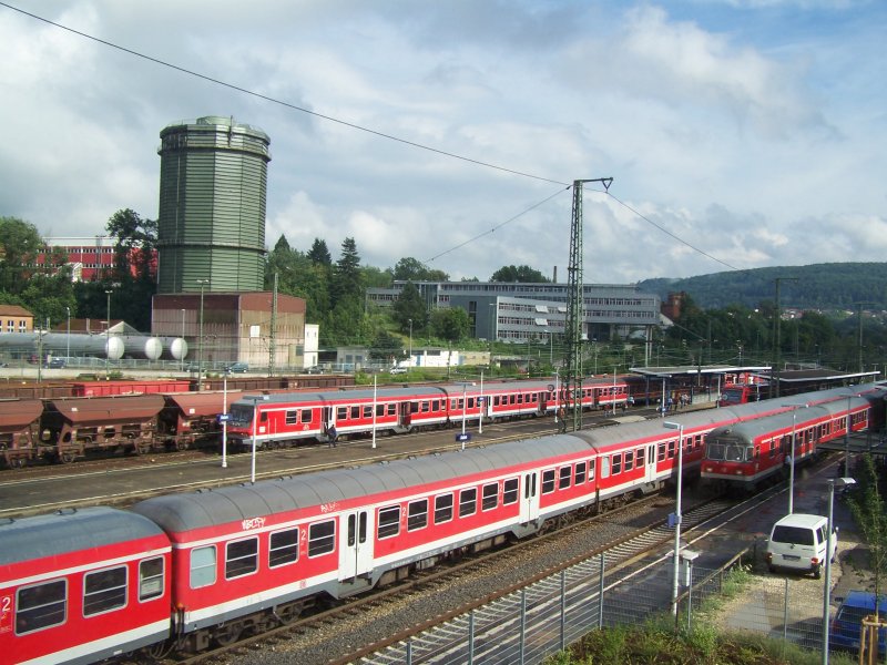 Blick auf den relativ vollen Bahnhof Aalen, wrend im GBF ein tglich Verkehrender Gterzug bereit gestell wird, wartet ganz rechts im Bild, auf Gleis 1 des Bahnhofes Aalen die RB nach Donauwrth und auf Gleis 2 der RE nach Stuttgart Hbf , sowie auf Gleis 3 der Regioshuttle nach Ulm Hbf auf die Abfahrt.
 Gleis 4 ist zurzeit nich belegt, aber auf Gleis 5 befindet sich der RE nach Stuttgart Hbf der aber erst Abends nach Stuttgart fhrt. Aufgenommen am 22.06.07