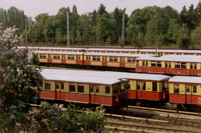 Blick auf das S-Bahnwerk in Friedrichsfelde 1994. Man beachte auch die unzerkratzten Fensterscheiben.