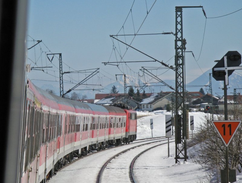 Blick auf die schiebende 111 023 mit den Alpen im Hintergrund, 28.Feb.09