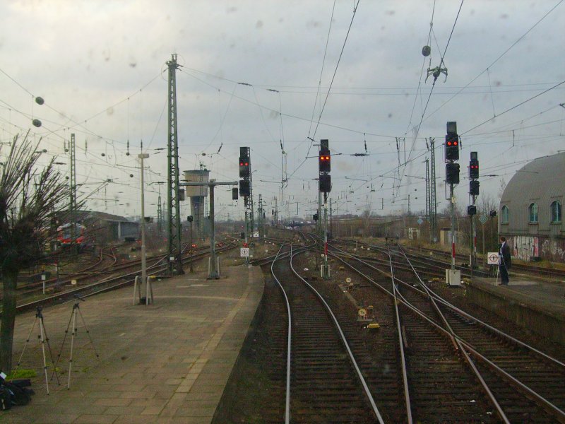 Blick auf die Signale des Bahnhofs Hamburg-Altona von 115 307-1. Danke an den Tf! 28.03.08