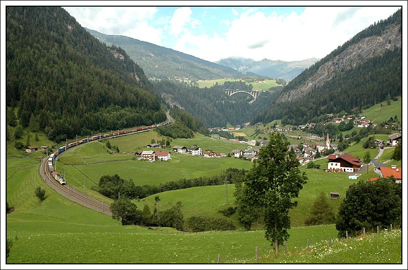Blick auf St. Jodok mit der berhmten Schleife auf der Brenner Norddampe am 27.7.2007.