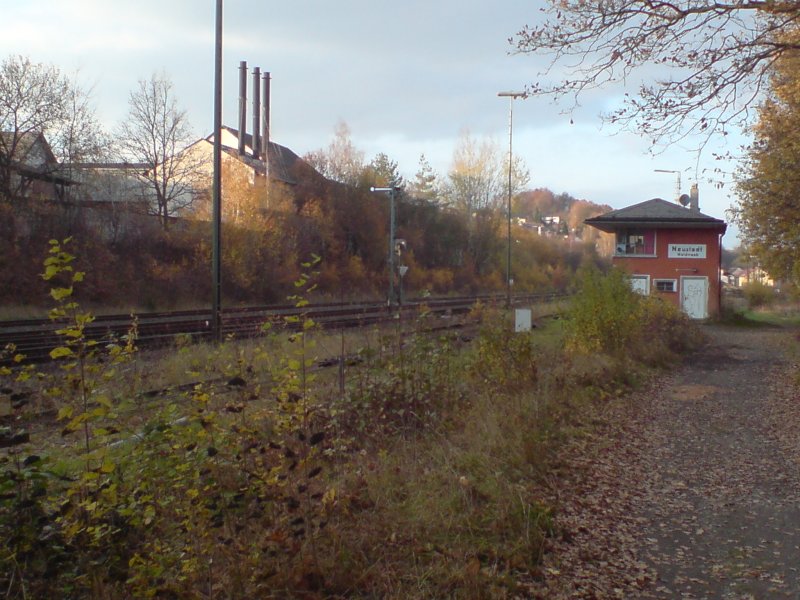 Blick auf das Stellwerk 1 in Bahnhof Neustadt  (Waldnaab) und dem Ausfahrtssignale P2 am 05.11.07