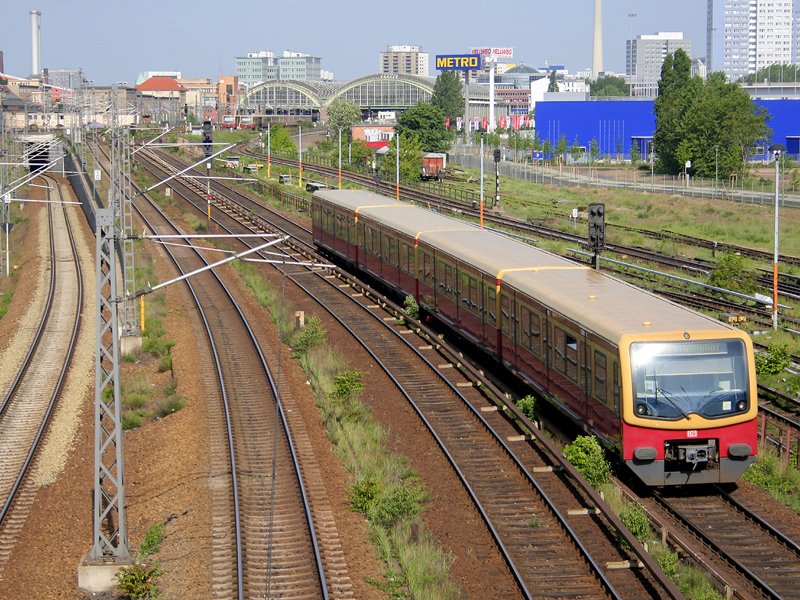 Blick auf die stliche Rampe der Berliner Stadtbahn zwischen Warschauer Strae und Ostbahnhof. 
Im Vordergrund ein Halbzug der Baureihe 481 aus Erkner.
(13.05.2007)