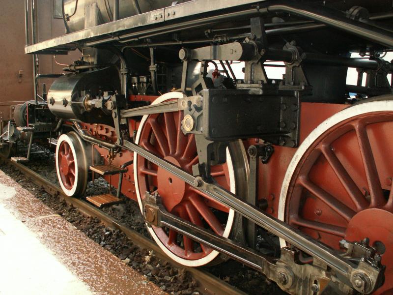 Blick auf das Triebwerk der ital.Lok 625.177  Chiavenna,31.07.05