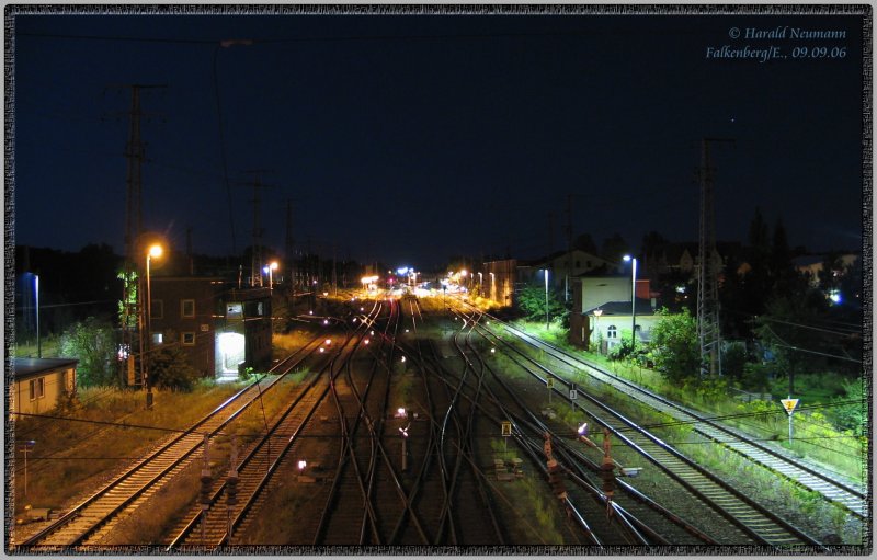 Blick auf den unteren Personenbahnhof in Falkenberg(Elster). Soeben wurde die letzte RB von Cottbus weggesetzt u. es herrscht fr 2 Stunden Ruhe. Von der Straenbrcke aus gesehen, 09.09.06.