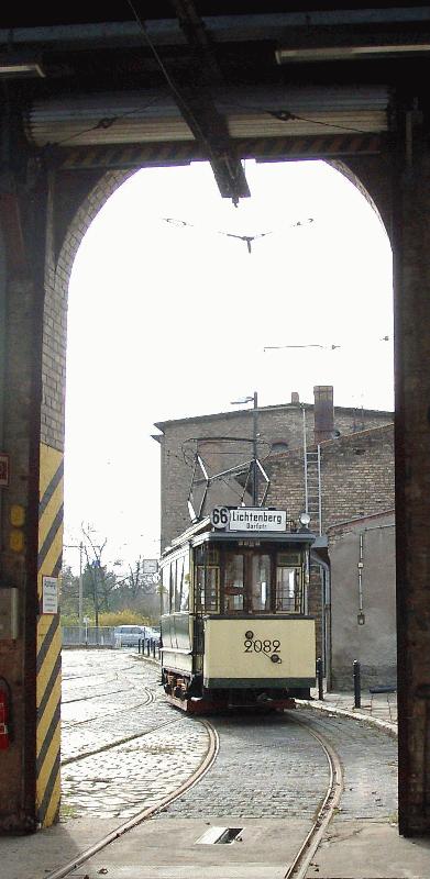 Blick auf den Wagen 2082 durch die ge�ffneten Hallentore des Betriebshofes Niedersch�nhausen. 