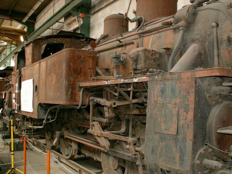 Blick auf die Walschaerts Kolbenschieber Steuerung der HG 4/4 708 (ex Vietnam 40.408)SLM 1930.Da muss noch einiges Geld zusammenkommen um diese beiden Loks aufarbeiten zu knnen.Chur 11.06.06