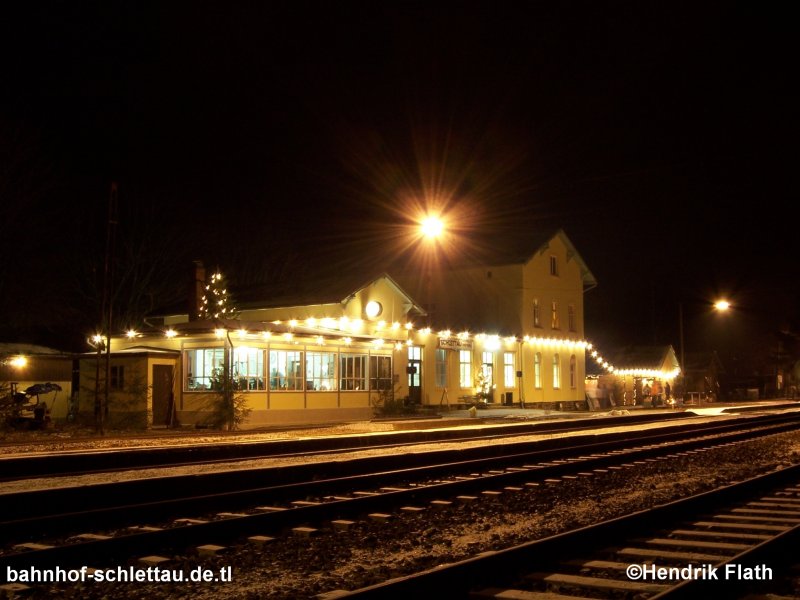 Blick auf den weihnachtlich geschm�ckten Bahnhof Schlettau am Abend des 15.12.2007
