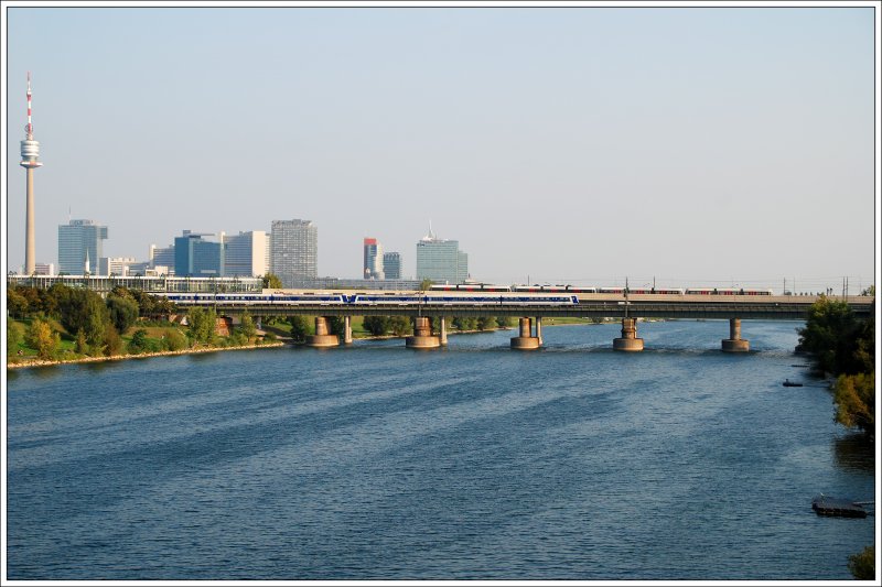 Blick auf die Wiener UNO-City inkl. Donauturm. So beilufig lieferten sich am 19.9.2009 die U6 und zwei 4020ger Garnituren eine kleine Wettfahrt ber die neue Donau. Ihr nchster Halt wird die Station Handelskai sein.