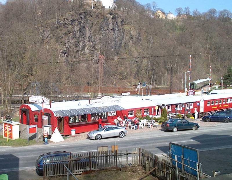 Blick auf das Wolkensteiner Zughotel, mit Salonwagen und Schlafwagen 12.04.2007
