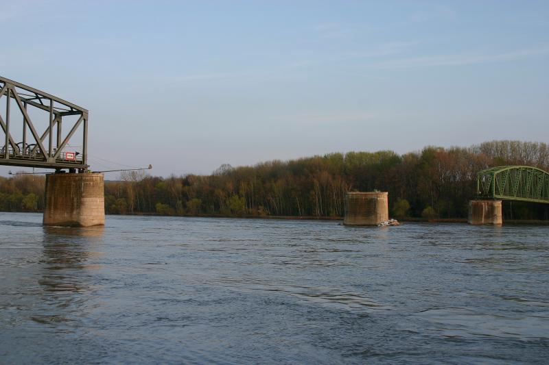 Blick auf die zerlegte Eisenbahnbrcke ber die Donau in Krems.
Der mittlere Brckenpfeiler wurde bei der Kollision mit einem Schubschiff schwer beschdigt! (17.4.2006)