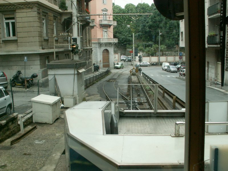 Blick aus dem abwrts fahrenden Tram beim unteren Teil der Standseilstrecke.Auf dem Stumpfgleis wird jetzt der Standseilwagen abgestellt,dann fhrt das Tram einige Meter zurck um in das linke Gleis einzuspuren und dann in Richtung Piazza Oberdan(Endstation)weiterzufahren.Triest 05.06.08