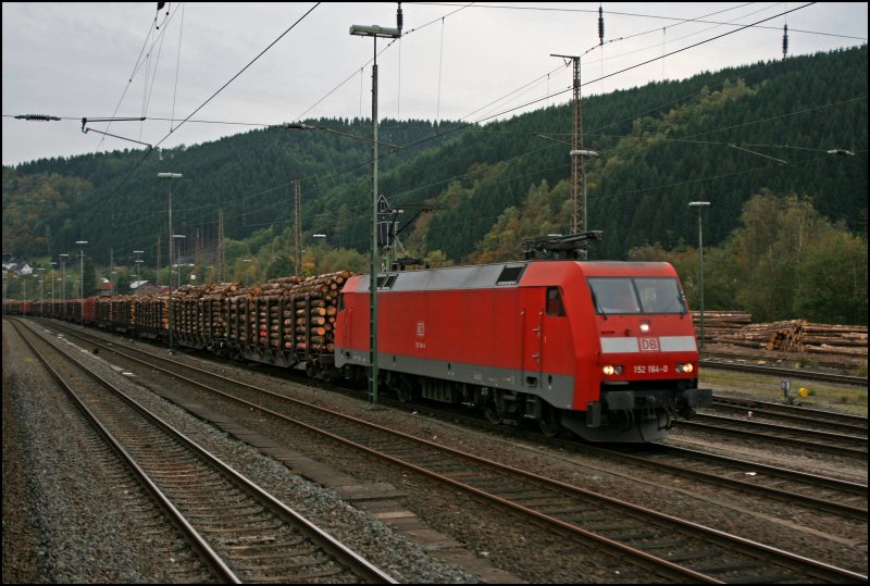 Blick aus dem Fenster: 152 164 steht am 01.10.07 mit einem Holzzug Richtung Norden in Finnentrop abfahrbereit.