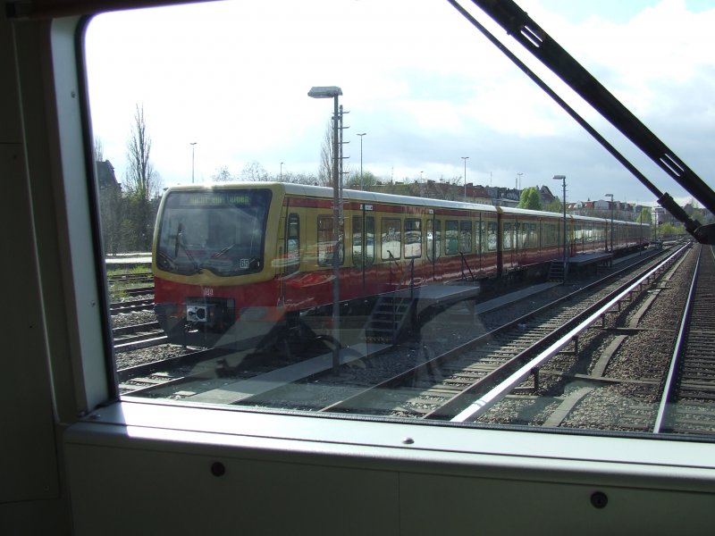 Blick aus dem Fhrerstand der Panoramabahn auf einen abgestellten Triebzug der Baureihe 481 aufgenommen am 06.04.07.