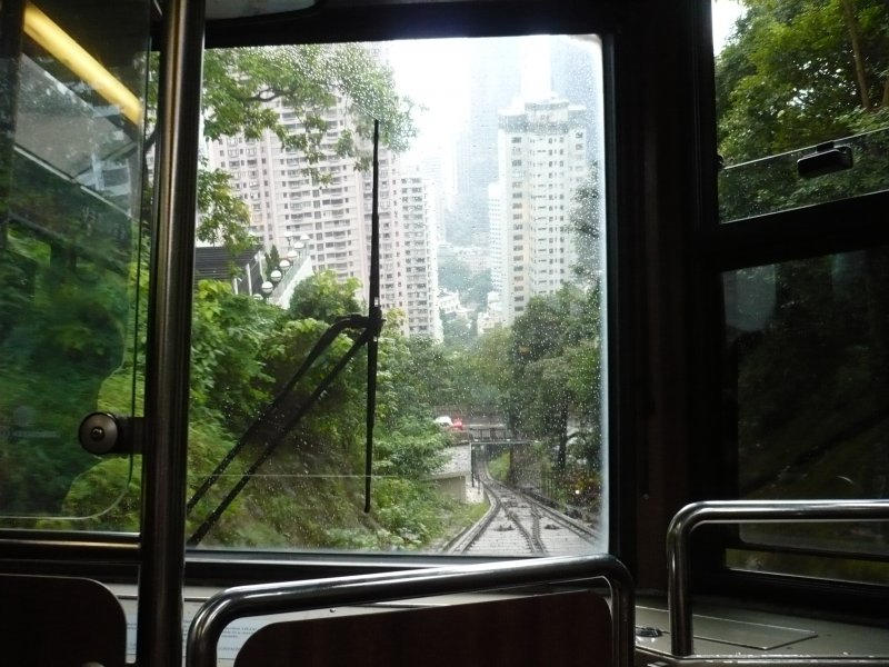 Blick aus dem hinteren Fenster der Peak Tram. Das Ziel, Victoria Peak, berragt die Hochhuser, die man hier sieht, beiweitem. 09/2007