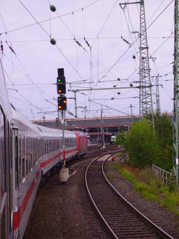 Blick aus dem IC 1904 bei der Einfahrt in den Bahnhof Dsseldorf Hbf. Das Signal zeigt Langsamfahrt und Halt erwarten. 02.09.07