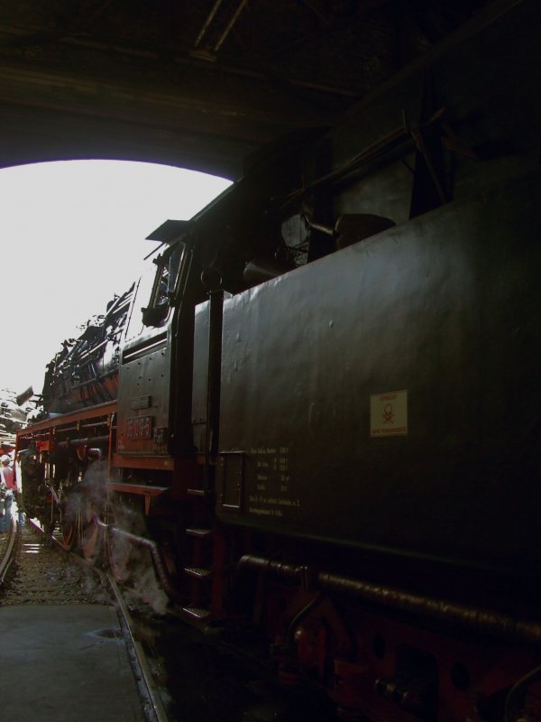 Blick aus dem Ringlokschuppen auf lok 35 1019-5 im Schsischen eisenbahnmuseum Chemnitz beim 17. Heizhausfest am 28.06.2007
