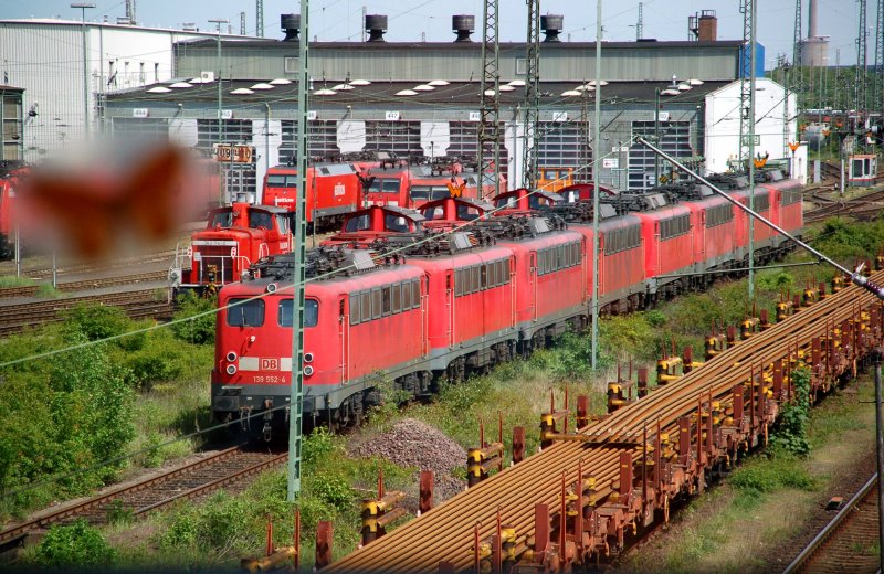 Blick aus dem Stellwerk vom Rbf Seelze auf die abgestellten E-Loks. Fotografiert am 09.05.09. Entschuldigt bitte den Fensteraufkleber!