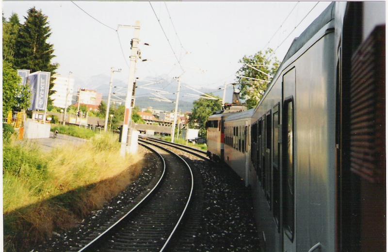 Blick aus einem City-Shuttle bei der Einfahrt nach Villach. Lok ist eine 1044.
SOMMER 2004