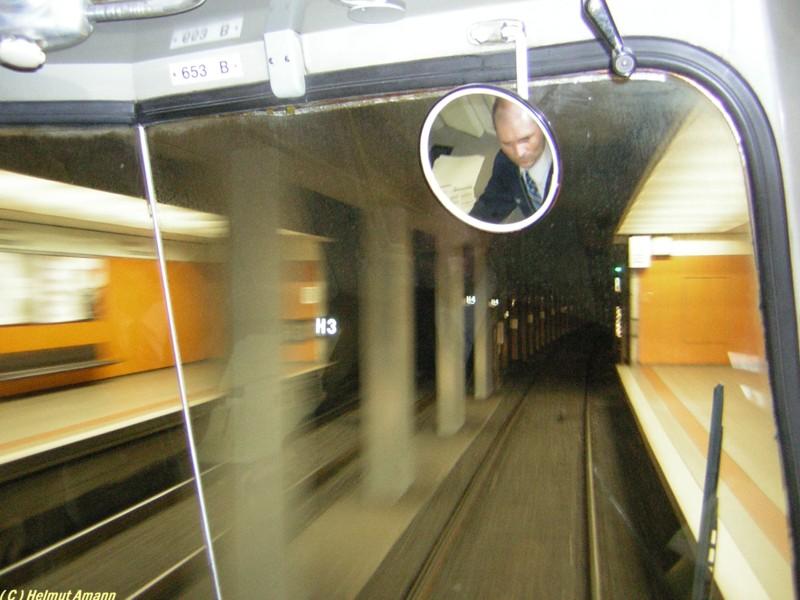 Blick aus der Frontscheibe des Pt-Triebwagens 653 bei der
Durchfahrt der U-Bahn-Station Holzhausenstrae anllich 
der Sonderfahrt des Vereins Historische Straenbahn der
Stadt Frankfurt am Main, die am 02.10.2005 auch den Tunnel
der A-Strecke befuhr. Die Strecke trgt diese Bezeichnung,
da es die erste U-Bahn-Strecke in Frankfurt am Main war.