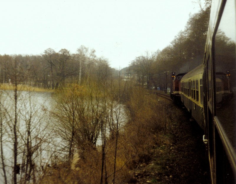 Blick aus der RB16751 (Knigs Wusterhausen-Frankfurt/Oder) auf der KBS 206.36 im Februar 1998. Gezogen wurde der Zug von der Cottbuser 202 736-5. Bemerkenswert waren zu dieser Zeit noch die Wagen der Gattung Bmh.