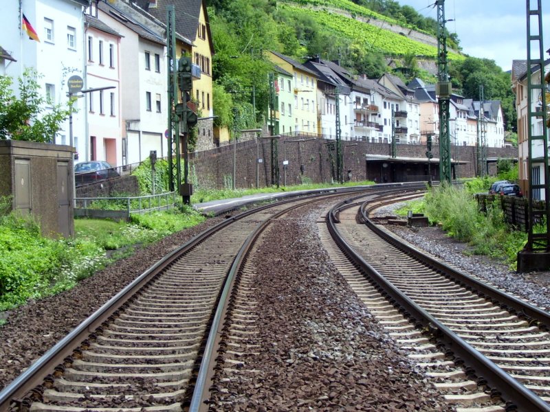 Blick aus Richtung Koblenz in den Bahnhof von Assmanshausen. Die Bahnstrecke fhrt wie oft im Rheingau mitten durch den Ort; 24.07.2007