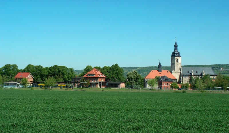 Blick aus Richtung Sden auf den Bahnhof Laucha (Unstrut); 11.05.2008