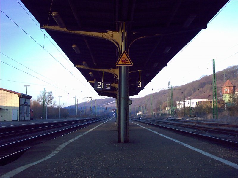 Blick aus der Unterfhrung auf Bahnsteig 2 und 3 im Bahnhof Groheringen in Richtung Bad Sulza, aufgenommen am 03.02.2005 um 8:15 Uhr.