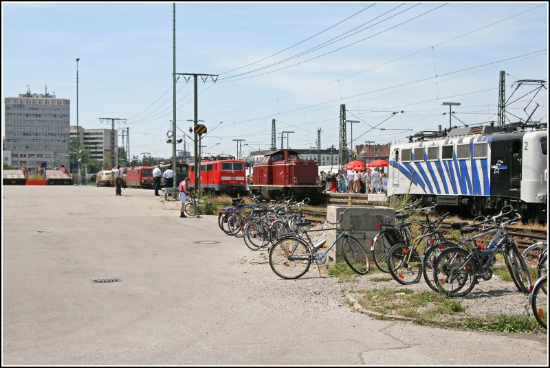 Blick vom Autozug Teminal Mnchen Ost: Triebfahrzeugausstellung von Vorn nach Hinten: Die Hamburger 103 226, 217 001 der Systemtechnik aus Minden (Westf), 114 501 aus Mnchen, E44 119 aus Lichtenfels, 111 042 aus Mnchen und 212 249 und 139 312 von Lokomotion. (01.07.07)