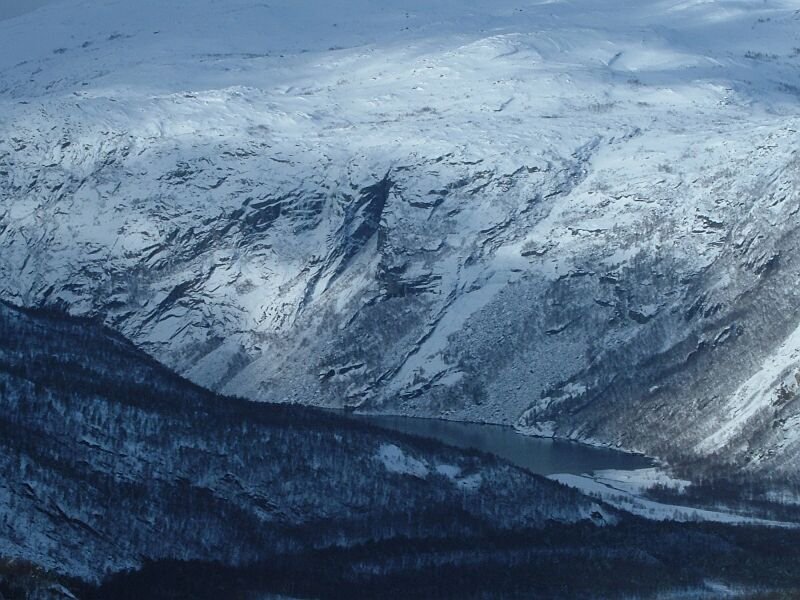 Blick vom Bahnhof Katterat zum Ende des Rallarveien am Ende des Narvik-Fjordes, leider nicht mehr an der Bahn entlang, sondern weiter rechts 6 Kilometer durch das Hundsdalen. Aufgenommen im M�rz 2006