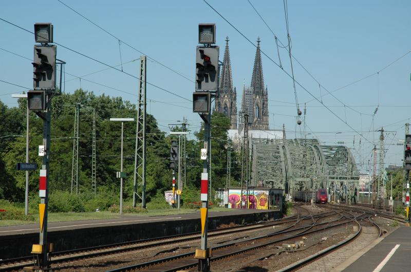 Blick vom Bahnhof Kln-Deutz (Messe) auf die Hohenzollernbrcke ber den Rhein, im Hintergrund Dom und auf der Schiene ein Thalys Hochgeschwindigkeitszug