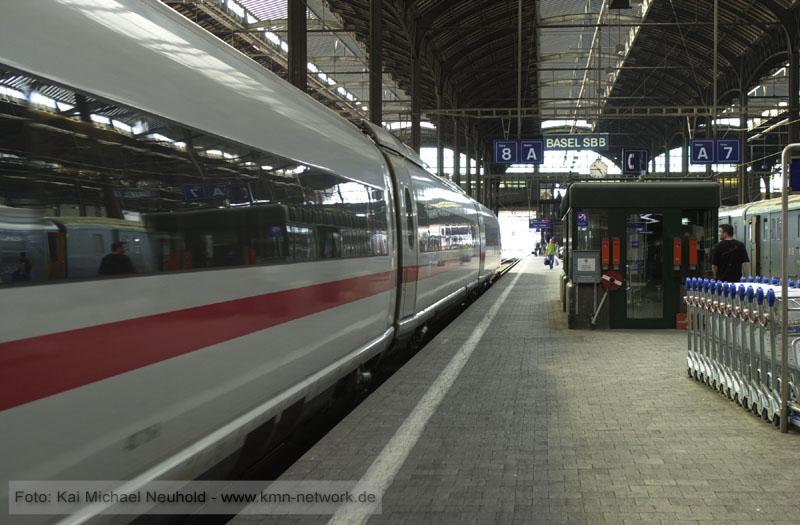 Blick in die Bahnhofshalle von Basel SBB.