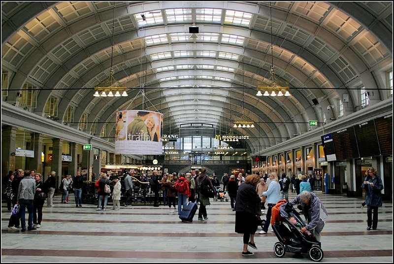 Blick in die Bahnhofshalle des Stockholmer  Hauptbahnhofes  Stockholm C. So schön diese Halle ist, die Bahnsteigbereiche dagegen wirken uneineinheitlich und unübersichtlich. 

28.08.2007 (M)