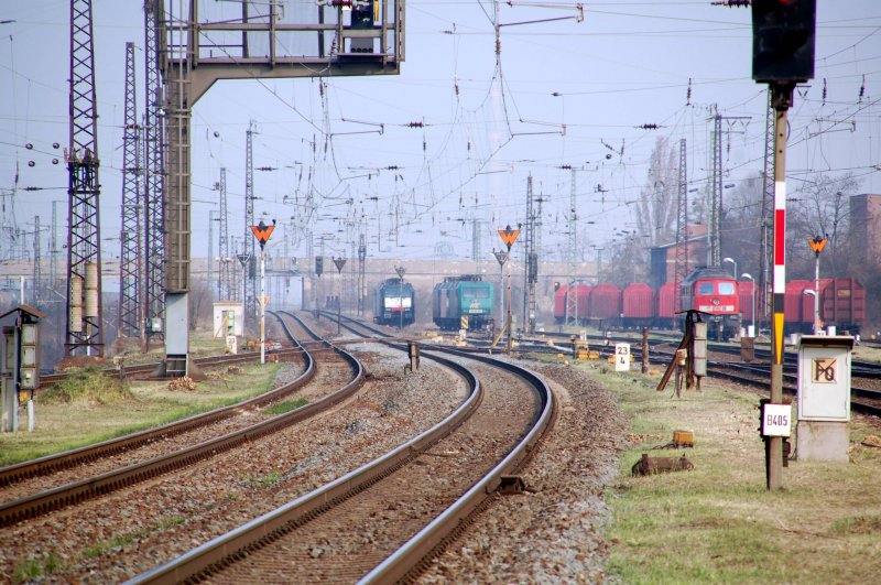 Blick in das Bahnhofsvorfeld von Grokorbetha. Zusehen sind eine MRCE-189, R4C-145 sowie eine DB-Ludmilla. Fotografiert am 04.04.09.