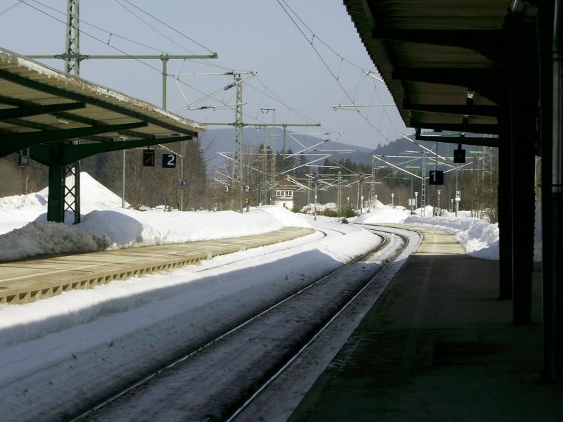Blick vom Bahnsteig 1 in Richtung Neustadt / Stellwerk