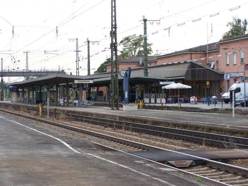 Blick vom Bahnsteig 3 Ostseite auf den Rosenheimer Bahnhof Gleisseite. Aufgenommen am 25.05.07.