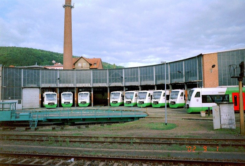 Blick vom Bahnsteig in Meiningen zur Drehseibe und dem Lokschuppen und alles Regioshuttles der Sdthringenbahn bzw. der EIB, Aufnahme vom 1. 9. 2002