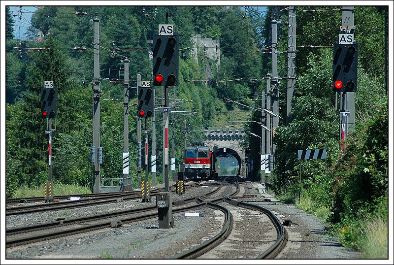 Blick vom Bahnsteigsende des Bahnhofes Brixlegg Richtung Westen. 1144 248 hat mit ihrem Gterzug gerade den Stadtbergtunnel zw. Rattenberg und Brixlegg verlassen. (16.7.2007)