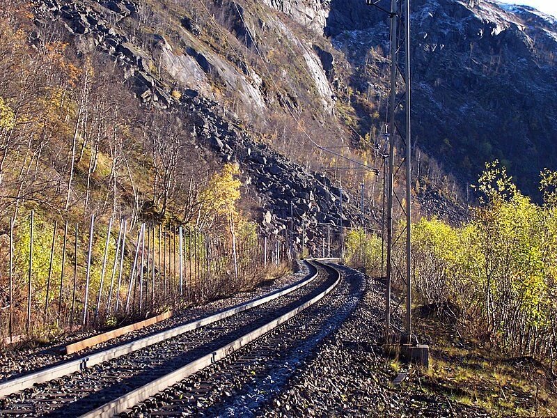 Blick vom Bahnbergang in Richtung Katterat, die Bahn macht im Gegensatz zum Wanderweg einen groen Bogen, um nicht ber das tiefeingeschnittene Hundsdalen zu mssen, hier auch wieder ein Stck ohne Schutzgallerie, das ich rein optisch fr nicht ganz unbedenklich halte, aufgenommen am 10.10.2006
