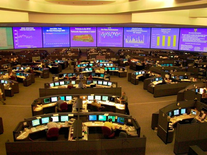 Blick in den Bedienraum der BNSF-Betriebszentrale in Fort Worth, Texas (Mai 2003)