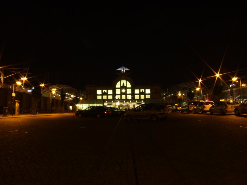 Blick bei Nacht auf den Hallenser Hauptbahnhof.
In der Mitte befindet sich das Empfangsgebude, ihm vorgelagert die Taxi-Stnde und ein Kurzzeit-Parkplatz.
Rechts auf dem Bild dann die Gleise 1-6, links 7-12.
Halle, der 28.08