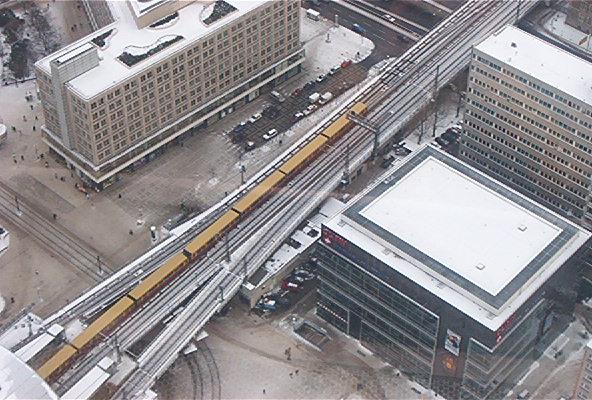 Blick vom Berliner Fernseturm-Ausfahrt der S-Bahn am Alex