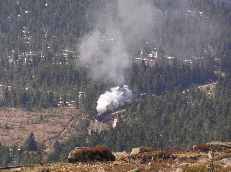Blick vom Brockenplateau ins Tal auf eine Brockenbahn, die gerade am neuen Goetheweg den Weg zum Brocken ansteigt! 